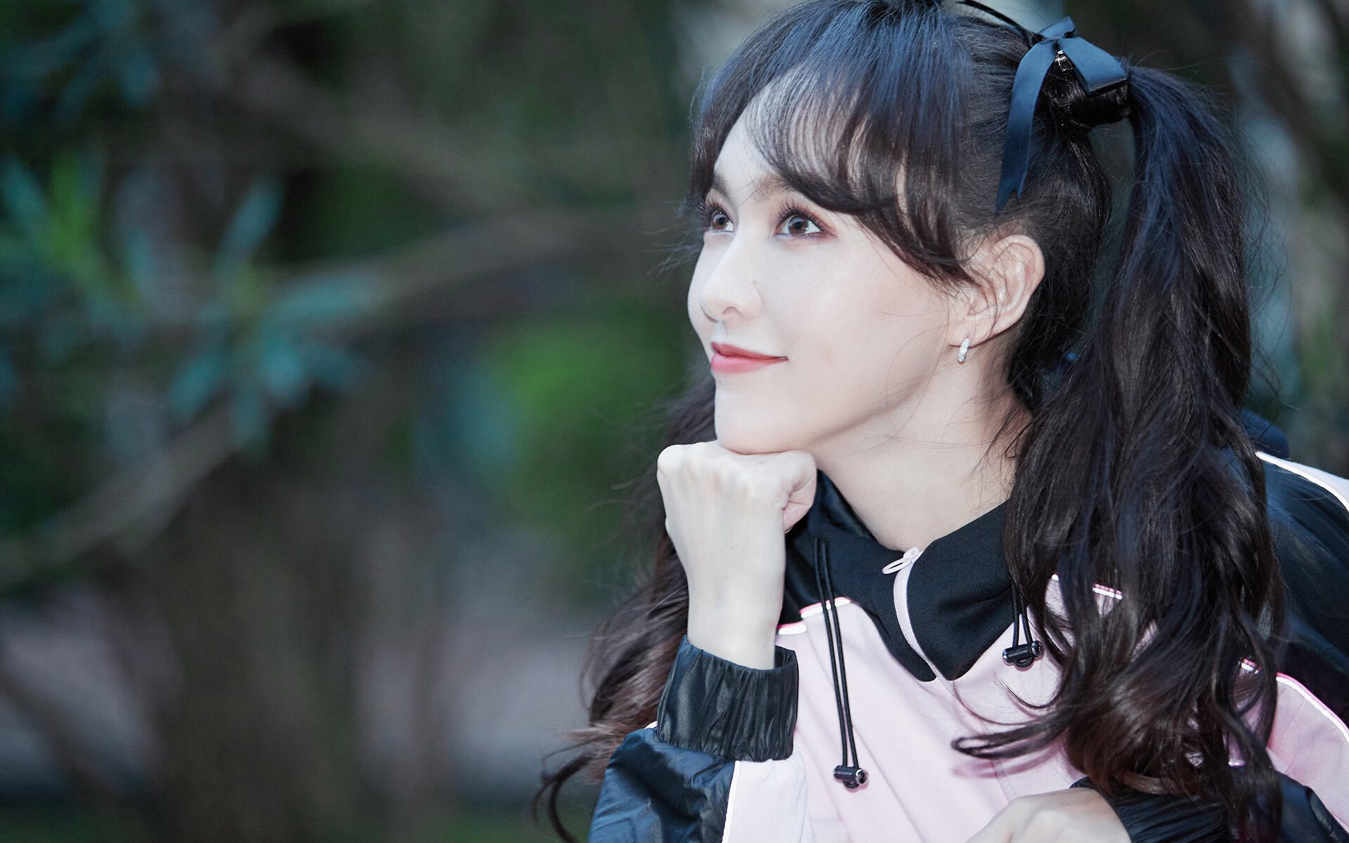 爱游戏平台-恩比德空中接力暴扣点燃七六人主场，恩比德空接爆扣雷霆万钧 连扣带罚确立最终胜局